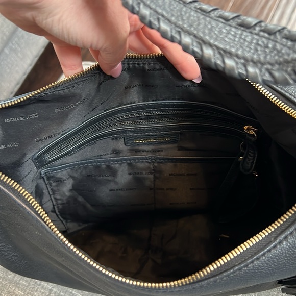 Michael Kors Black Lauryn Leather Shoulder Bag - Picture 10 of 10